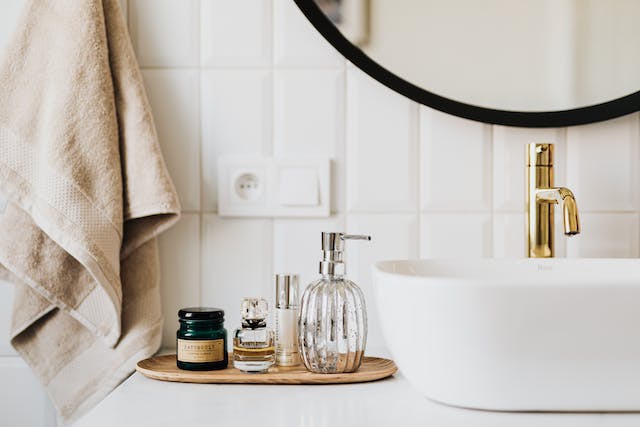 Aksesuarai ir interjero detalės, kurie būtinai turi būti jūsų vonios kambaryje